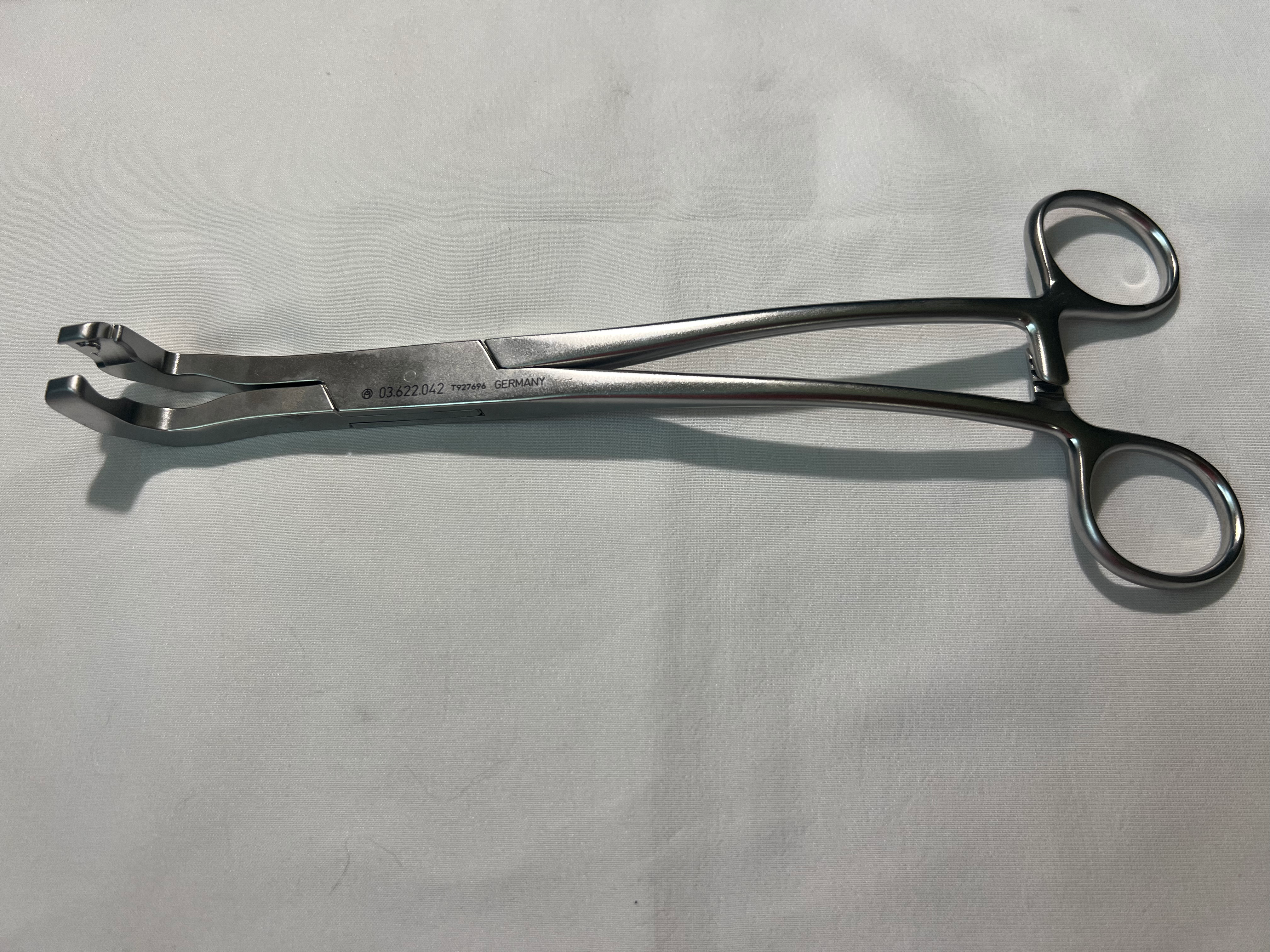 03.622.042 Curved Implant Holding Forceps US1370