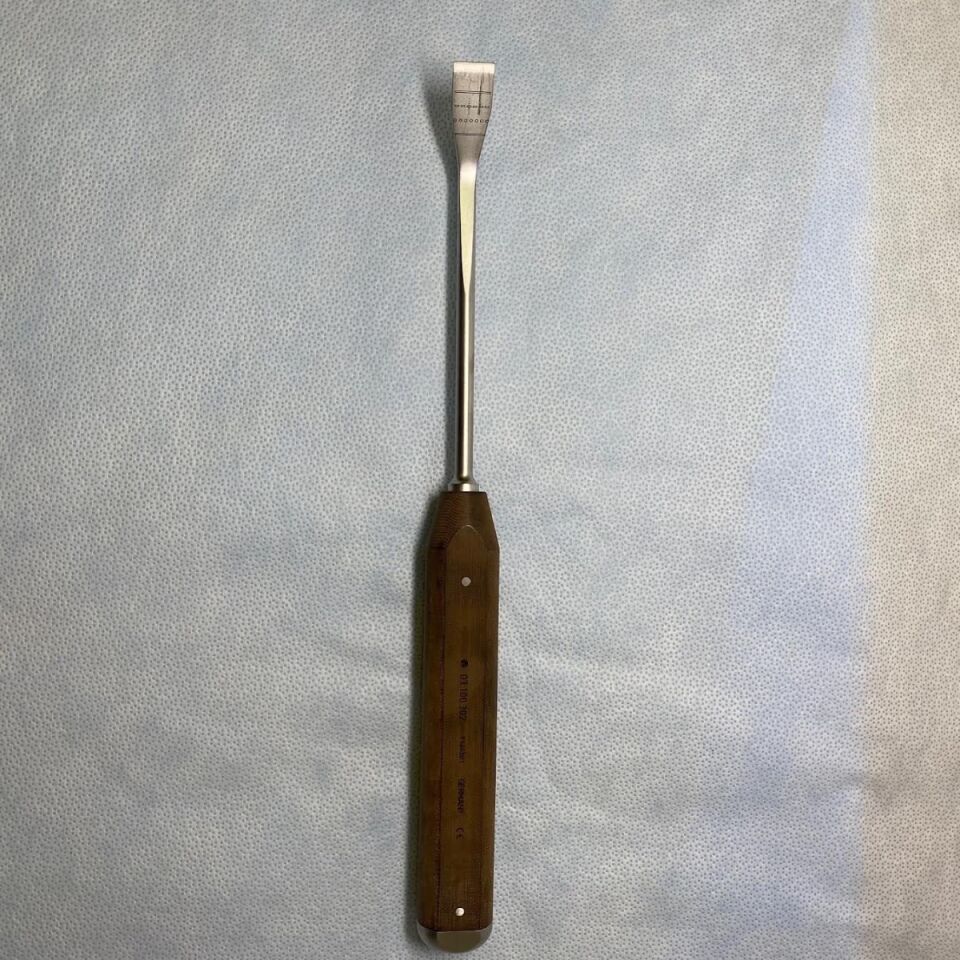 03.100.302 Angled Pelvic Osteotome 15mm US393