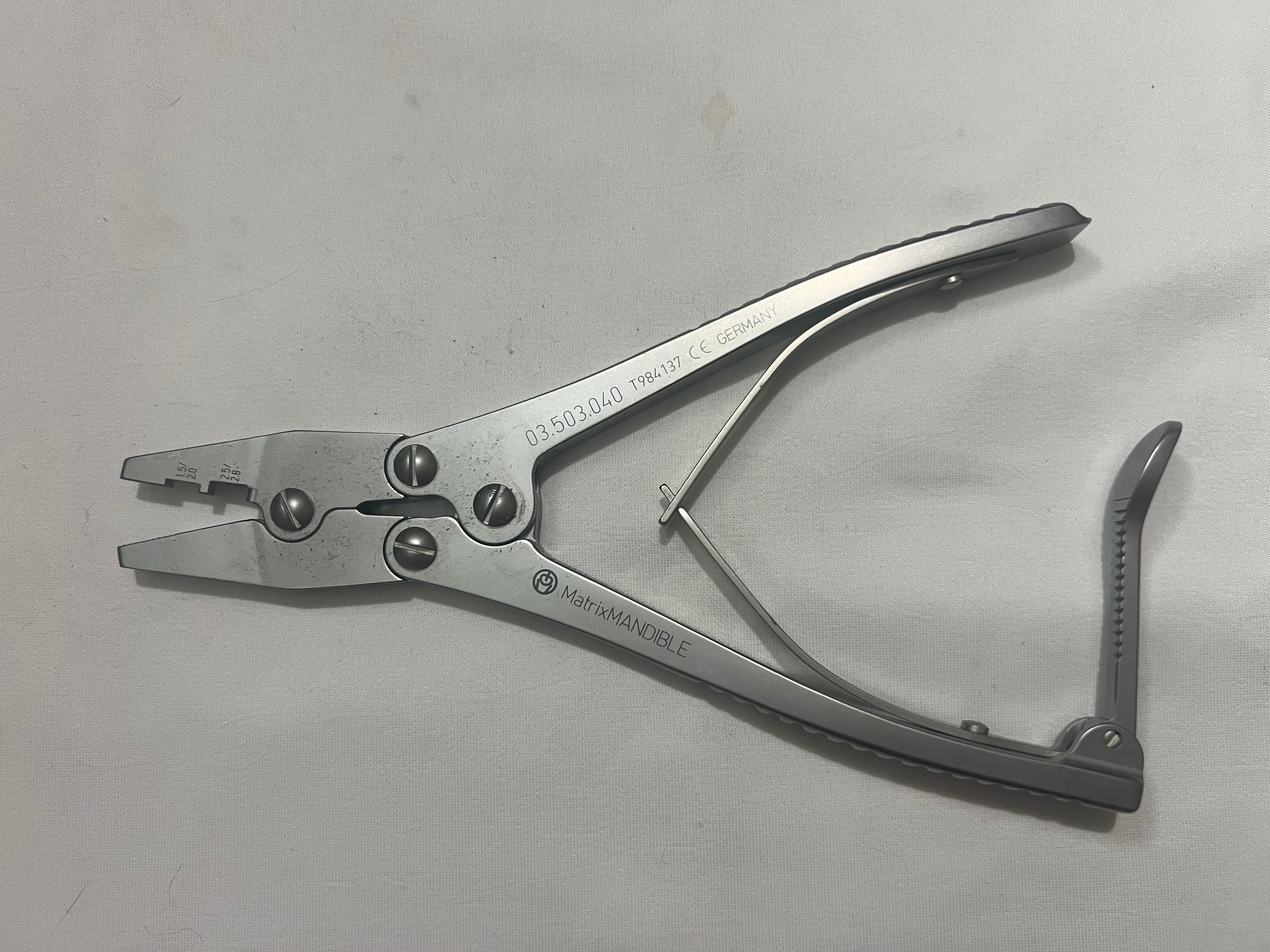 03.503.040 Plate Bending Pliers Right US1529
