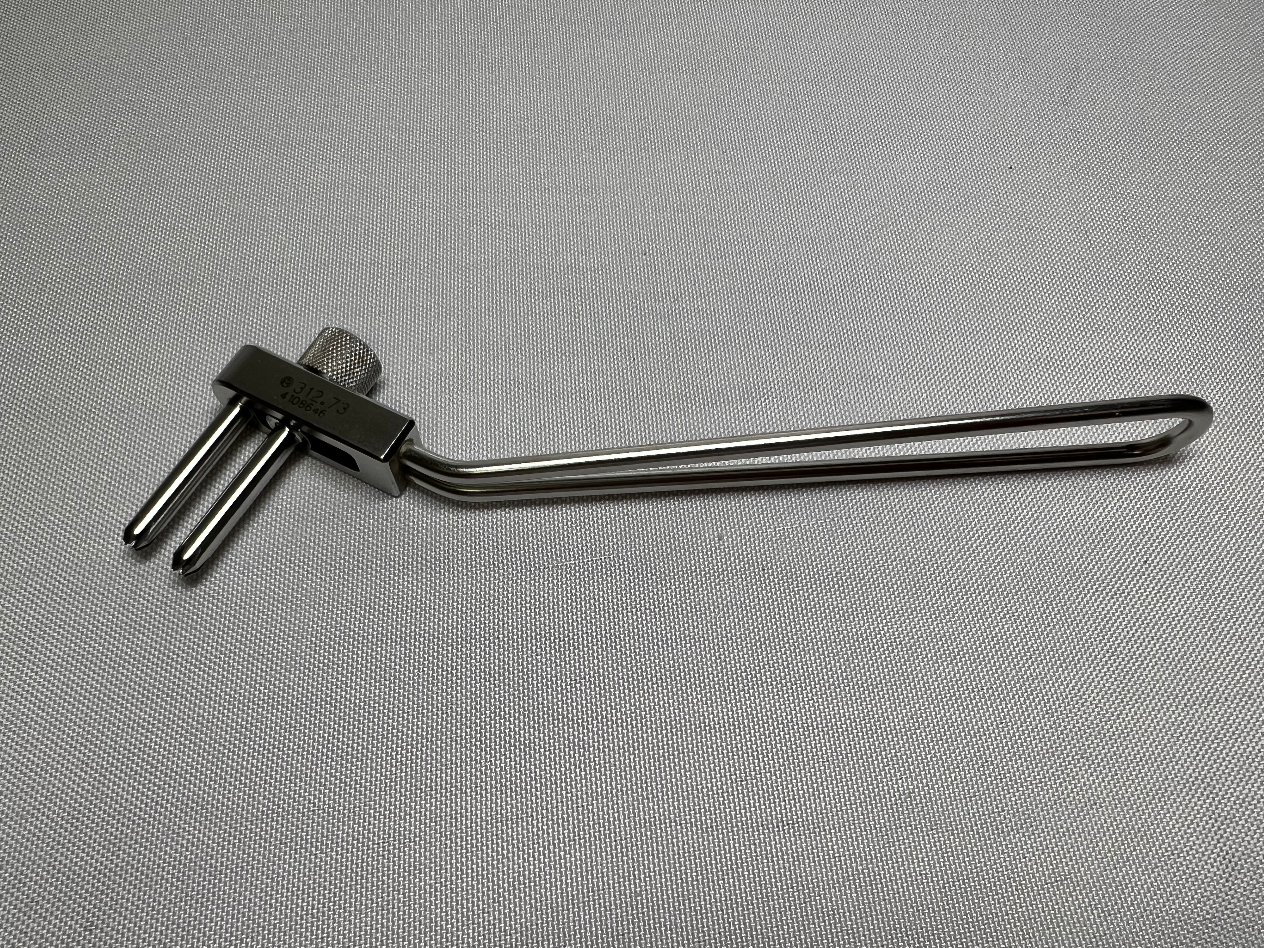 312.73 Parallel Adjustable 4.5mm Guide US1132