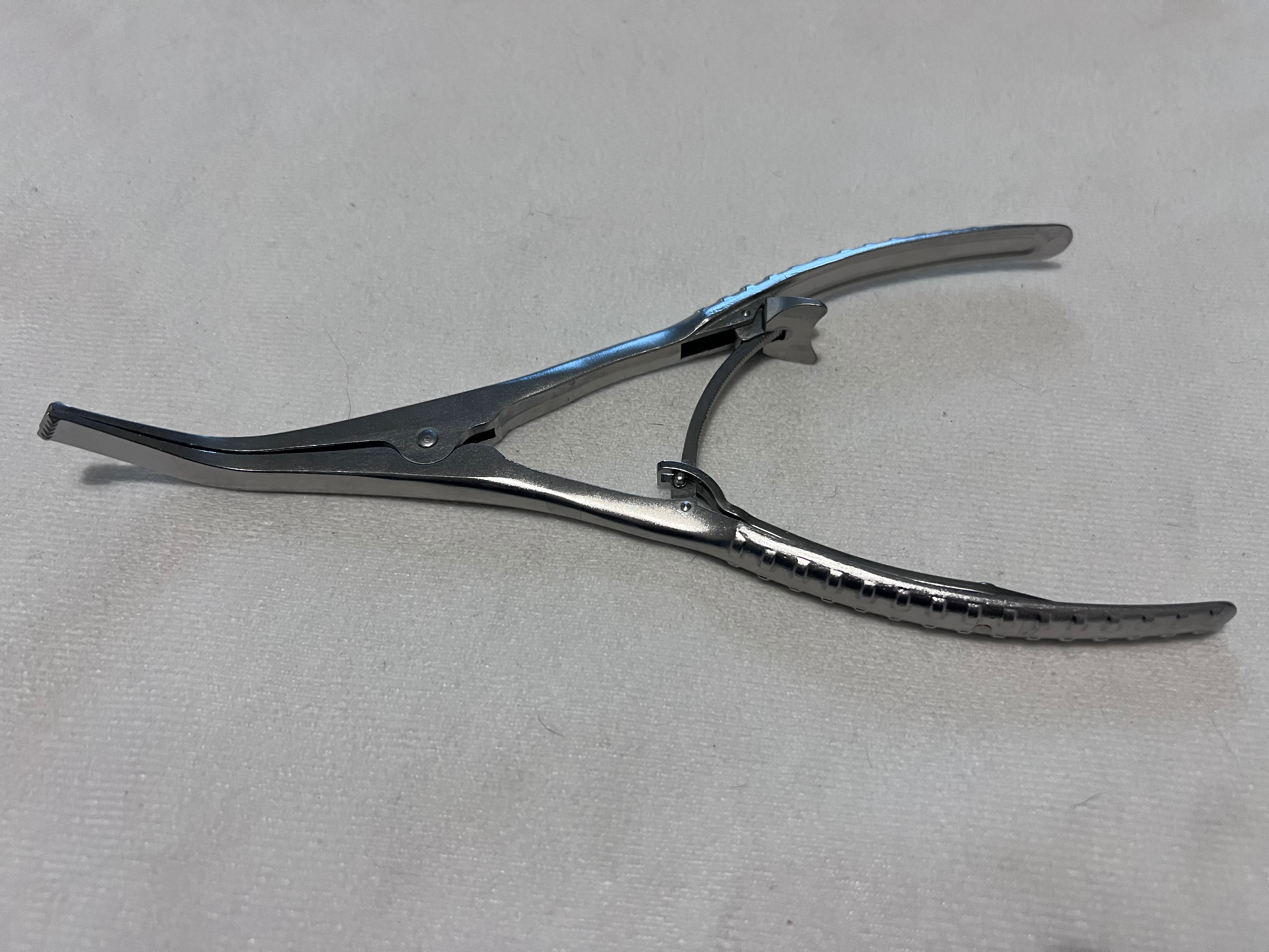 399.097 Bone Spreader w/ 8mm Blade Medium Handle Soft Ratchet US1685