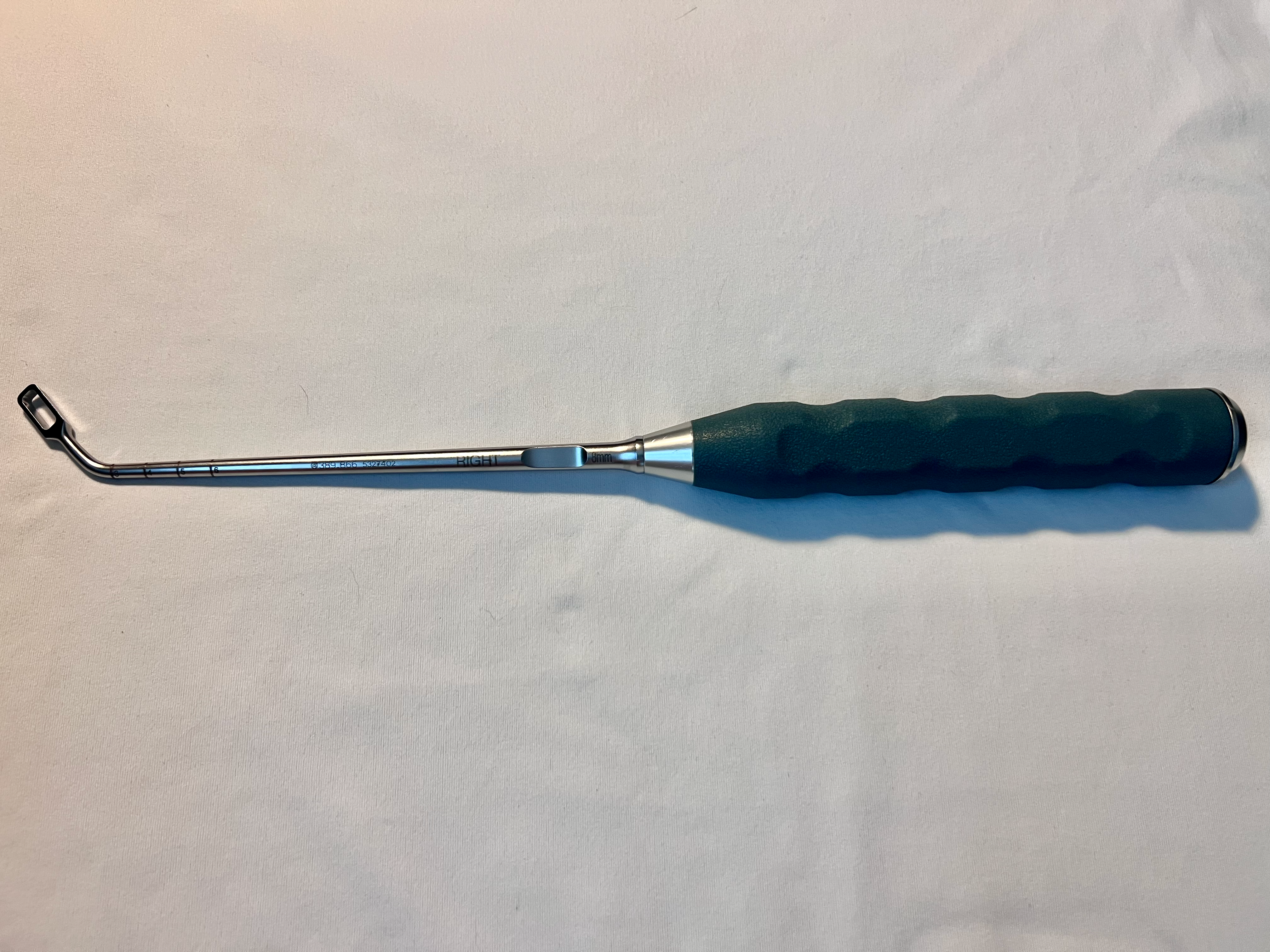 389.866 Large Box 8mm Right Angled Curette US892
