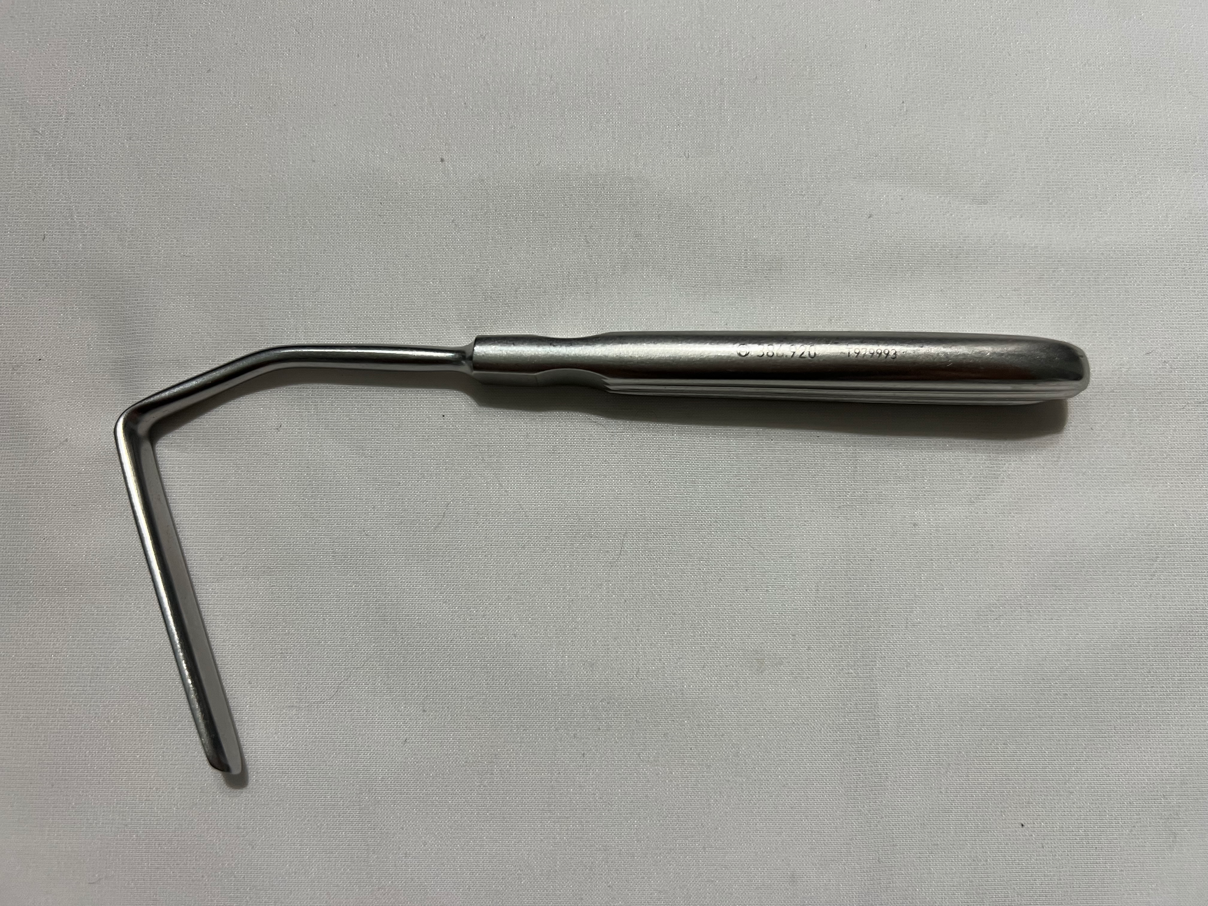 386.920 Retractor 8mm X 60mm US1526
