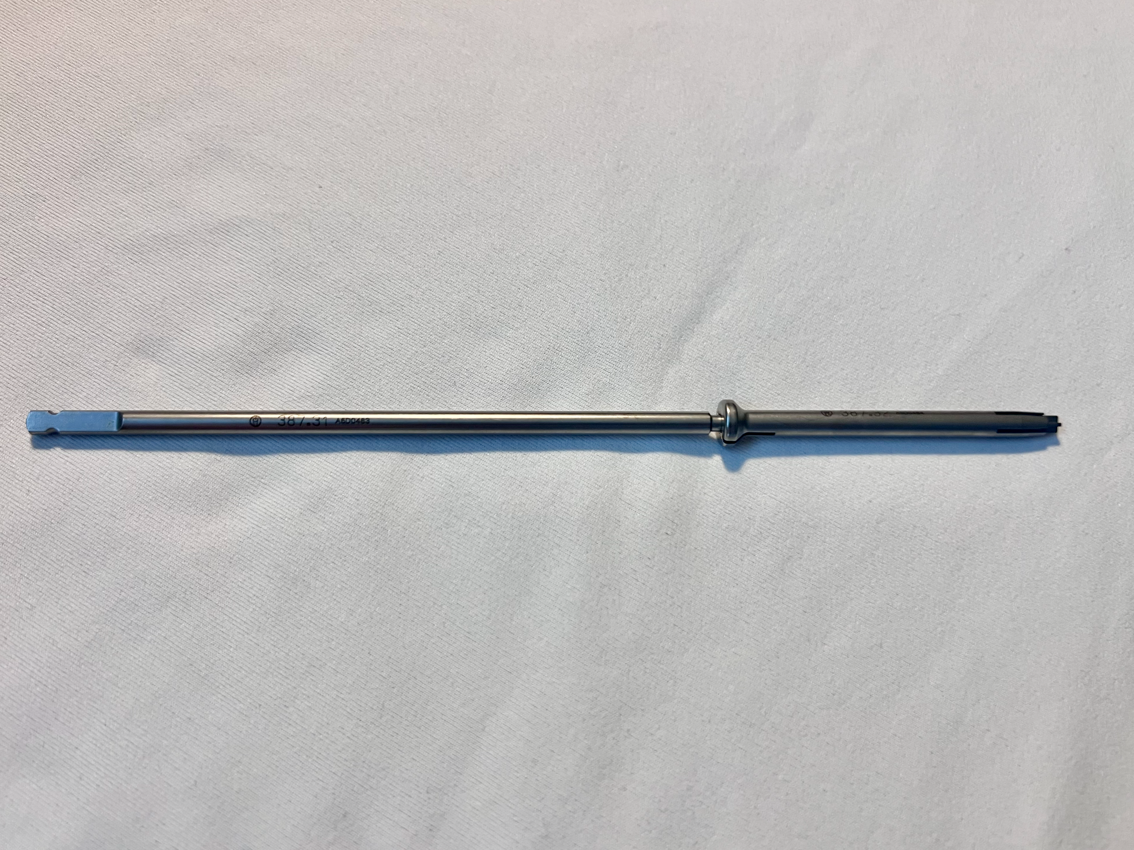 387.31 Cruciform Screwdriver Shaft For 1.8mm Titanium Locking Screw w/ 387.32 Holding Sleeve US1986