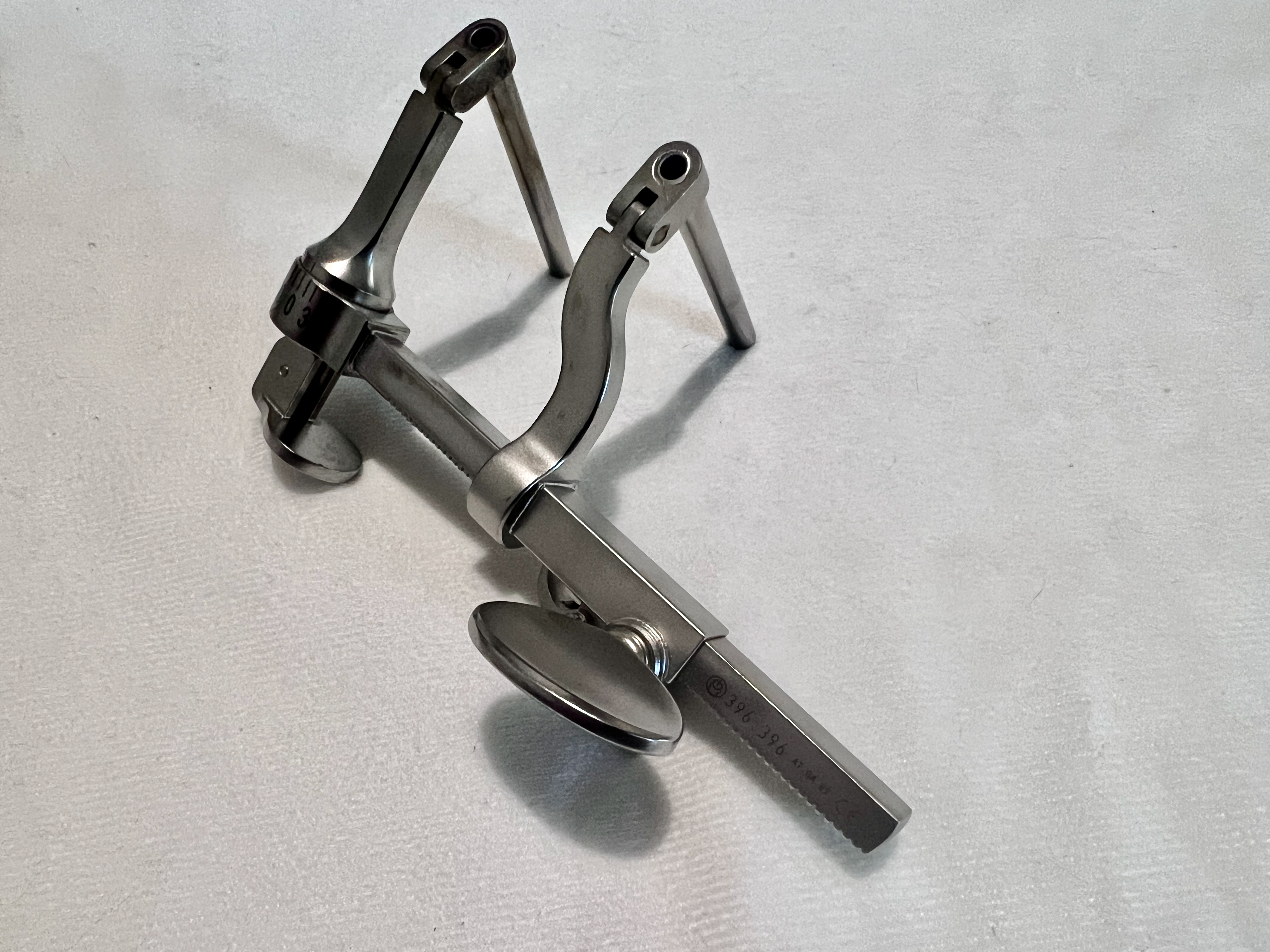 396.396 Adjustable Cervical Distractor Right US1700